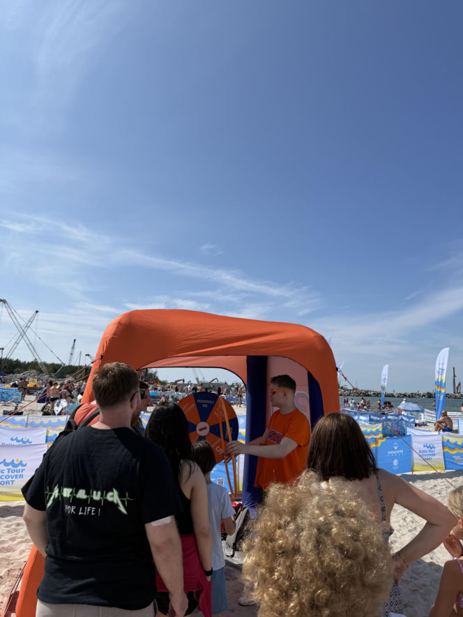Niebieska i pomarańczowa ekipa rozgrzała plażę w Ustce! Baltic Tour Medicover Sport kontynuuje nadmorską trasę!