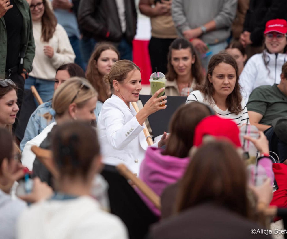 Marta Nawrocka w białej marynarce trzyma matchę podczas spotkania w Juracie. Więcej przeczytasz na SE Polityka.