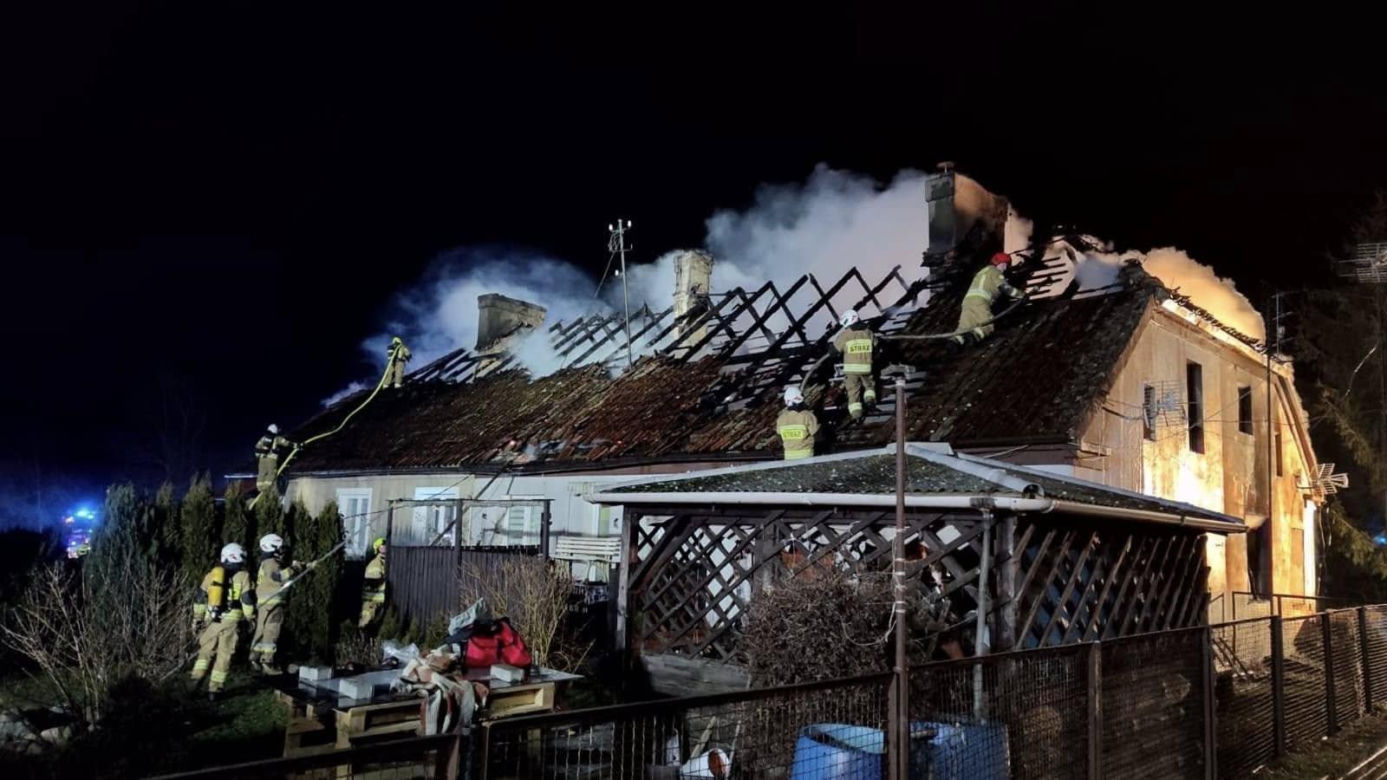 Tragiczny pożar pod Ostródą. Nie żyje jedna osoba. Strażacy apelują: "instaluj czujki dymu" [ZDJĘCIA]