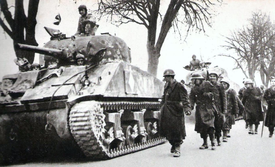 Czołg Sherman "Valois" zdewastowany. Historyczny symbol walki o wolność Francji pomalowany na różowo