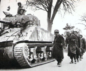Czołg Sherman Valois zdewastowany. Historyczny symbol walki o wolność Francji pomalowany na różowo