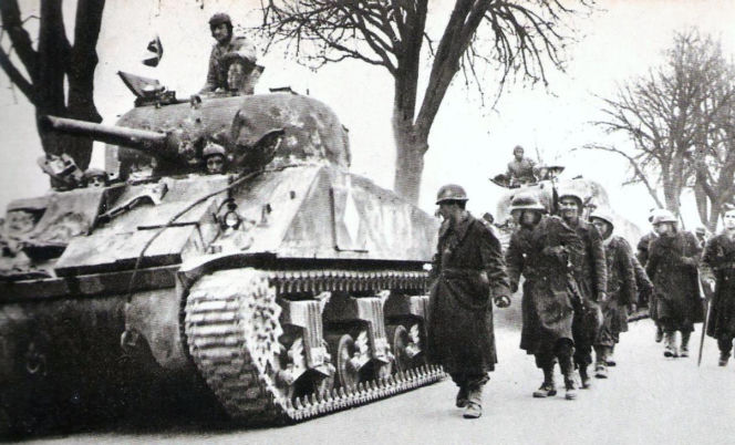 Czołg Sherman "Valois" zdewastowany. Historyczny symbol walki o wolność Francji pomalowany na różowo