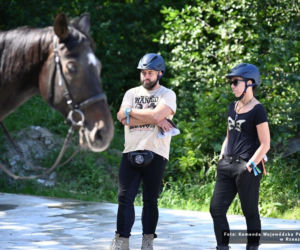 Pan Andrzej został zwycięzcą licytacji zorganizowanej w ramach 34. Finału WOŚP i razem z panią Żakliną odwiedził Ogniwo Konne podkarpackiej policji w Weryni