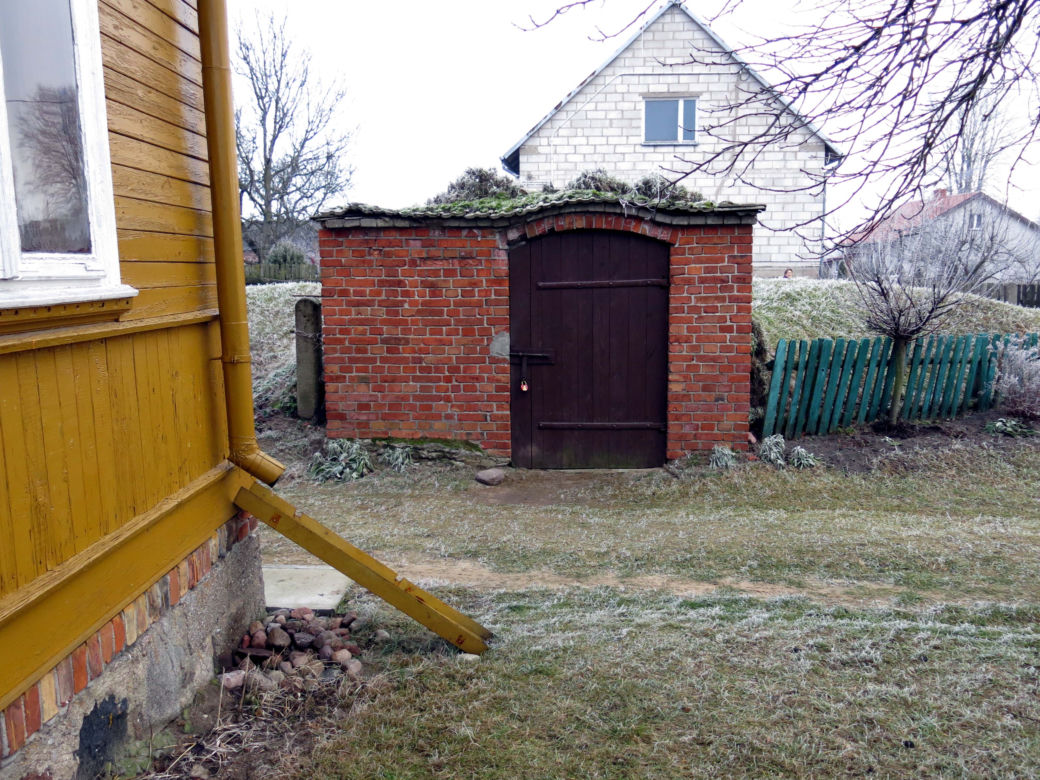 powiesił rodziców, potem siebie.