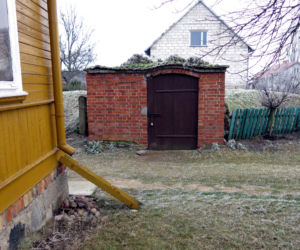 powiesił rodziców, potem siebie.