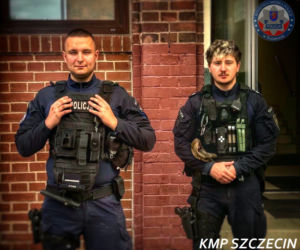 Seniorka leżała przy torach. Policjanci ruszyli na pomoc