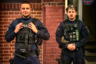 Seniorka leżała przy torach. Policjanci ruszyli na pomoc