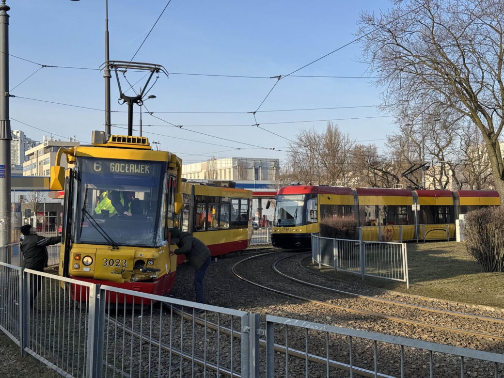 Zderzenie tramwaju z samochodem w Warszawie. Duże utrudnienia 