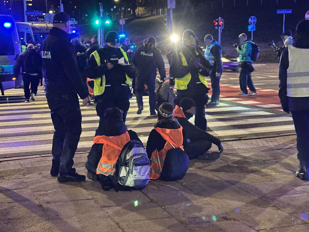 Warszawa. Ostatnie Pokolenie zablokowało Wisłostradę pod mostem Gdańskim. Aktywistów zabrała policja [ZDJĘCIA]