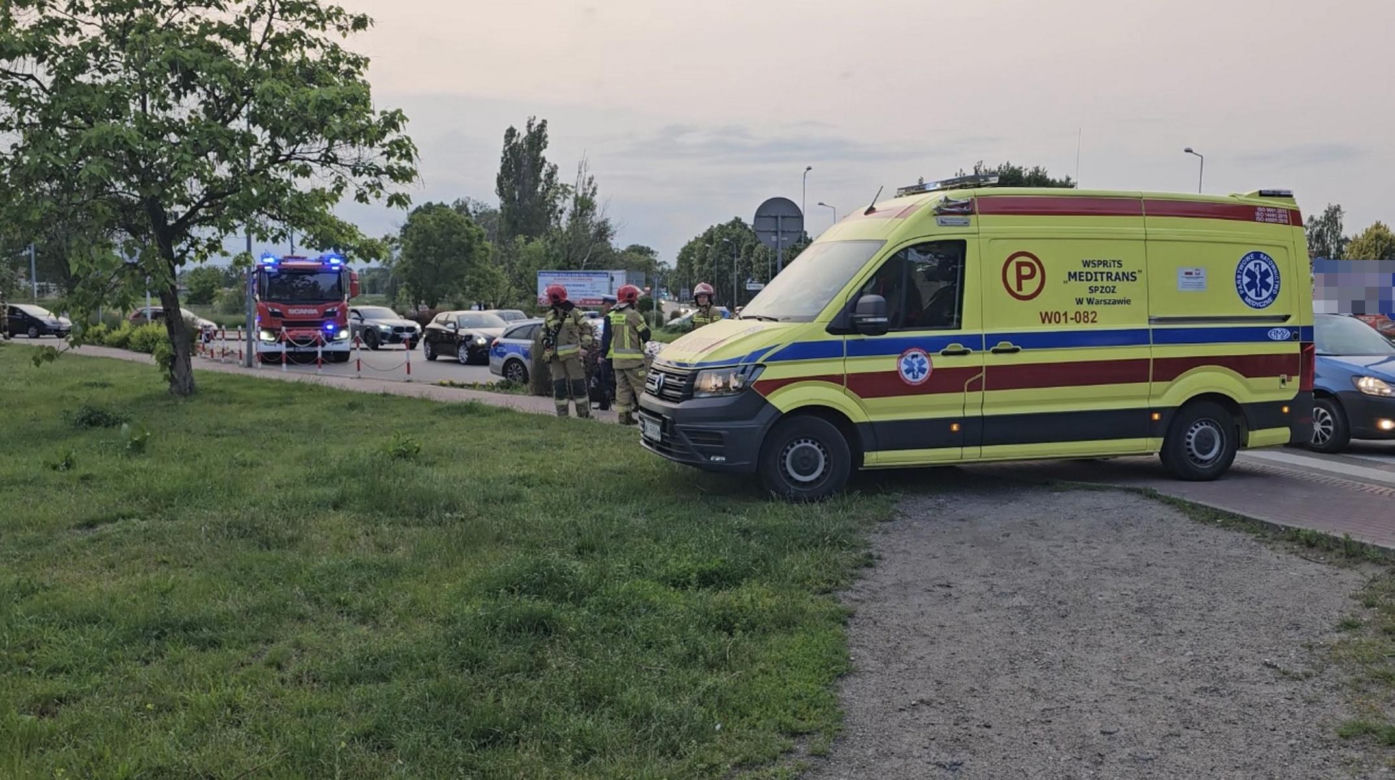 Pruszków. Przed szpitalem wpadł hulajnogą pod BMW. 21-latek w stanie krytycznym