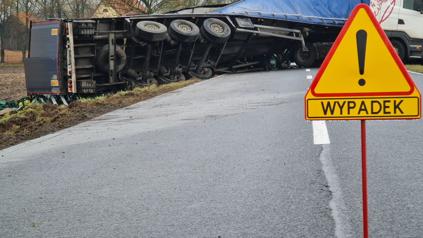 Troszkowo. Setki litrów piwa rozlały się na drogę