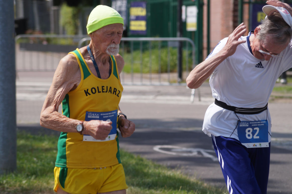 Seniorzy w Bydgoszczy pokazali moc! Blisko setka na starcie pierwszego Biegu Seniora