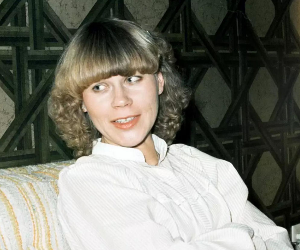 Birgit Meier, zaginiona w 1989 roku niemiecka żona milionera, siostra policjanta, której ciało odnaleziono po 28 latach. Kobieta ma blond włosy z grzywką i loki, jasną skórę i patrzy w bok. Siedzi na wzorzystej kanapie, a w tle widać dekoracyjny wzór. Więcej o tej tajemniczej sprawie przeczytasz na naszym portalu.