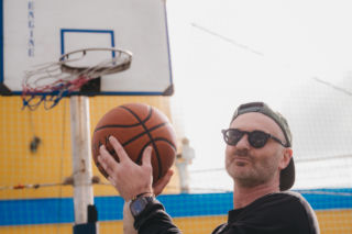 Mecz na dachu luksusowego wycieczkowca. Ekipa radiowa w sportowym ferworze