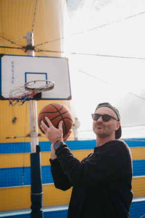 Mecz na dachu luksusowego wycieczkowca. Ekipa radiowa w sportowym ferworze