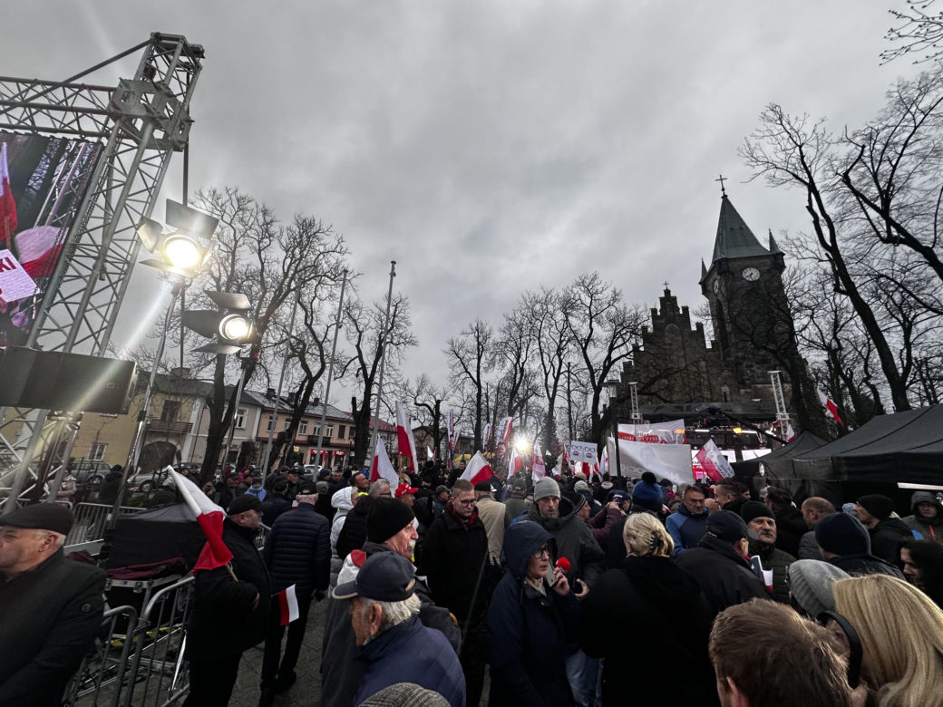 Chaos w Końskich. Dwie debaty prezydenckie, tłumy ludzi na rynku 