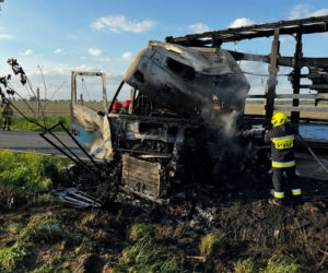 Płonąca ciężarówka i zmiażdżona osobówka. Straszny wypadek koło Świebodzina