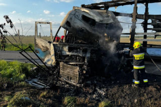 Płonąca ciężarówka i zmiażdżona osobówka. Straszny wypadek koło Świebodzina