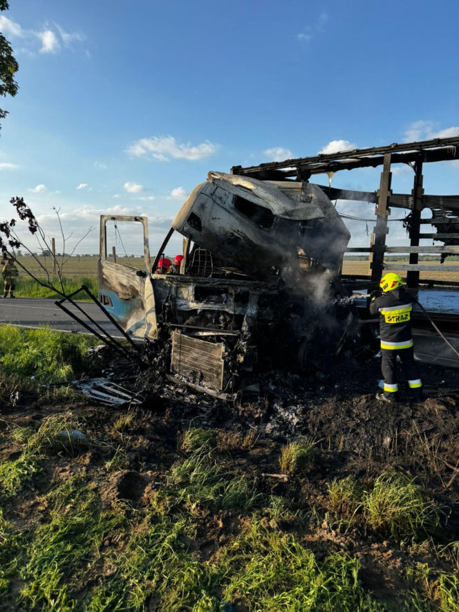 Płonąca ciężarówka i zmiażdżona osobówka. Straszny wypadek koło Świebodzina
