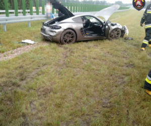 Piękne porsche uderzyło w bariery! Niebezpieczny wypadek koło Kościana