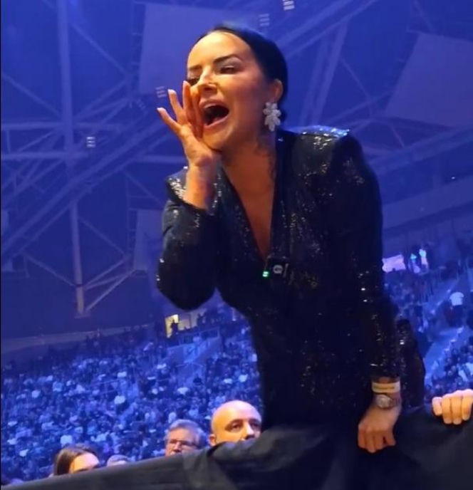 Kamila Wybrańczyk podczas walki Artura Szpilki na KSW