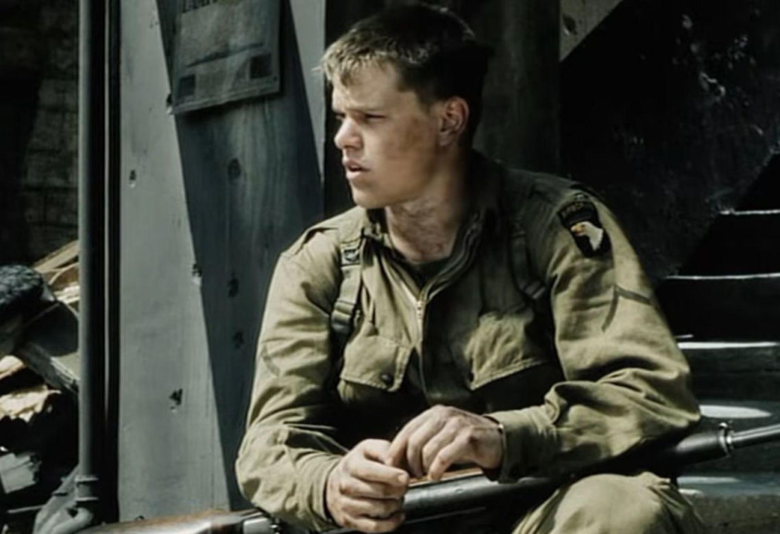 Ta poruszająca scena z "Szeregowca Ryana" to dzieło przypadku. Tom Hanks nie miał pojęcia, co powie Matt Damon
