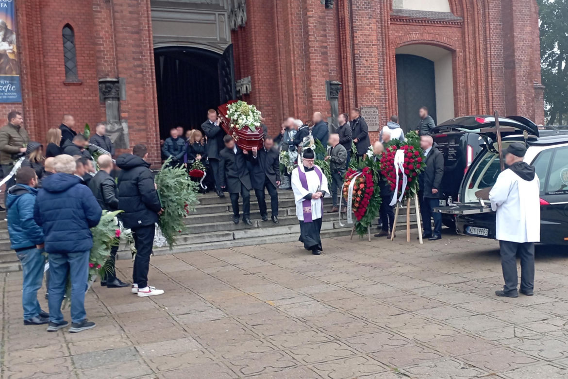  Pożegnali zastrzelonego Norberta z Żyrardowa. Wieńce przykryły jego grób