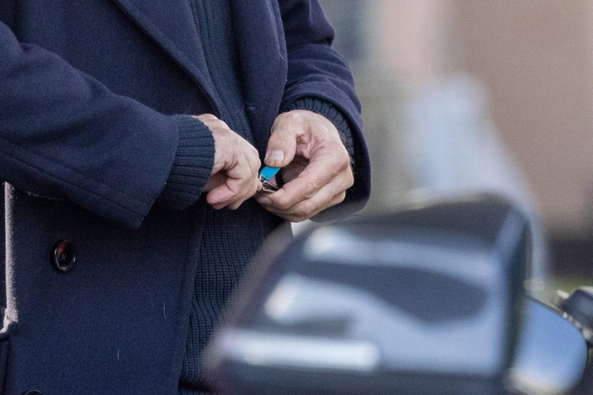 Andrzej Chyra obcine paznokcie na stacji