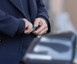 Andrzej Chyra obcine paznokcie na stacji