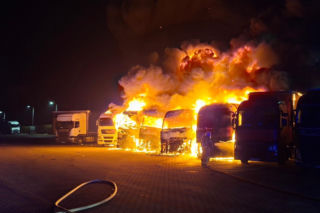 Ogromny pożar w Paniówkach. Płonęły ciężarówki. To była trudna noc dla strażaków