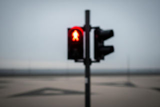 Przebiegła na czerwonym świetle w Ciechanowie. Zwykłe wykroczenie przerodziło się w poważne przestępstwo