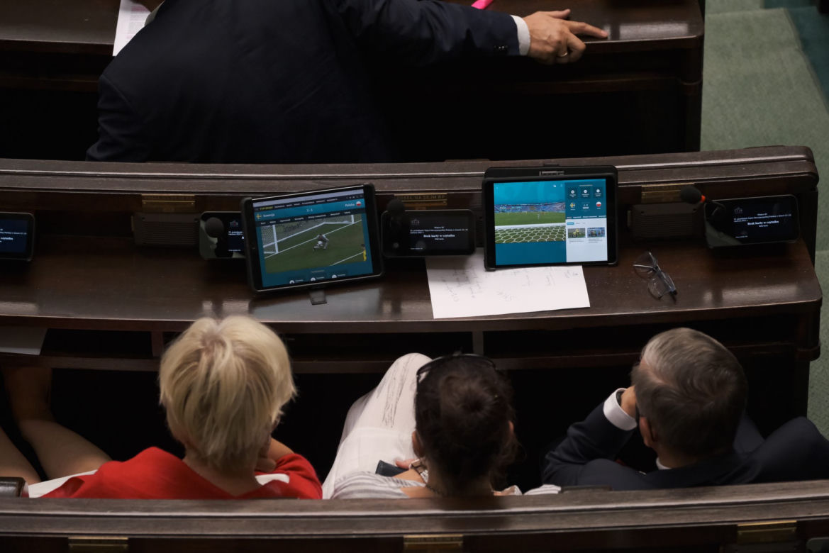 Podczas posiedzenia Sejmu posłowie oglądali mecz Polska - Szwecja