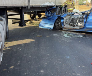 Osobówka wbiła się pod naczepę ciężarówki. Kierowca nie żyje, droga krajowa zablokowana