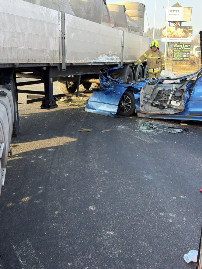 Osobówka wbiła się pod naczepę ciężarówki. Kierowca nie żyje, droga krajowa zablokowana