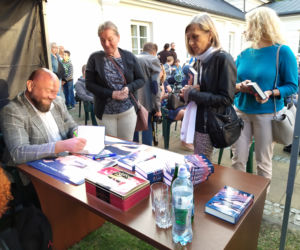 Spotkanie autorskie Artura Ziontka i koncert siedleckich artystów przy fontannie 18.08.2021