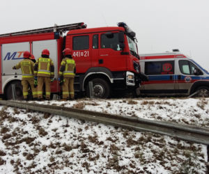 Wyleciał z drogi, huknął w bariery. Strażacy wycinali kierowcę na S8