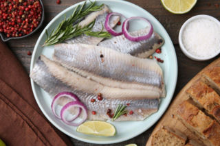 Nie mleko, nie woda. Śledzie moczę w tym soku z popularnej kiszonki 