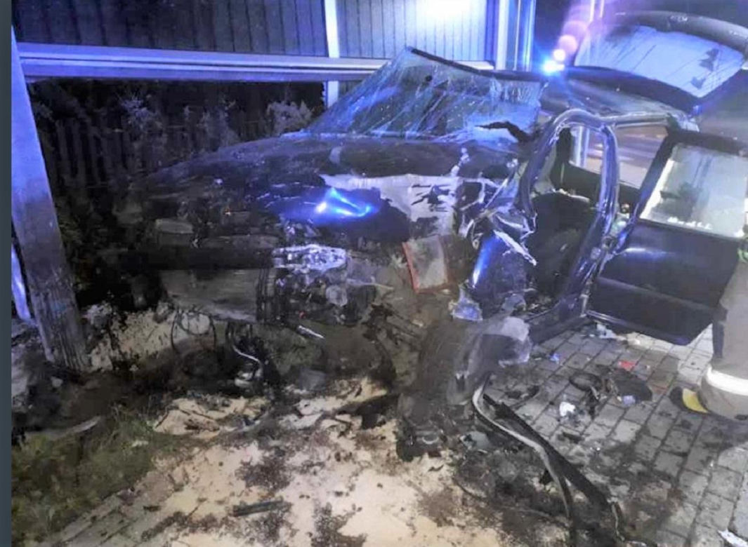 Kompletnie pijany 19-latek roztrzaskał volkswagena. Został poważnie ranny