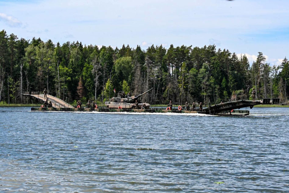 Czołg K2 w czasie przeprawy