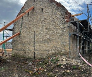 120-letnia stodoła z wapienia przed remontem
