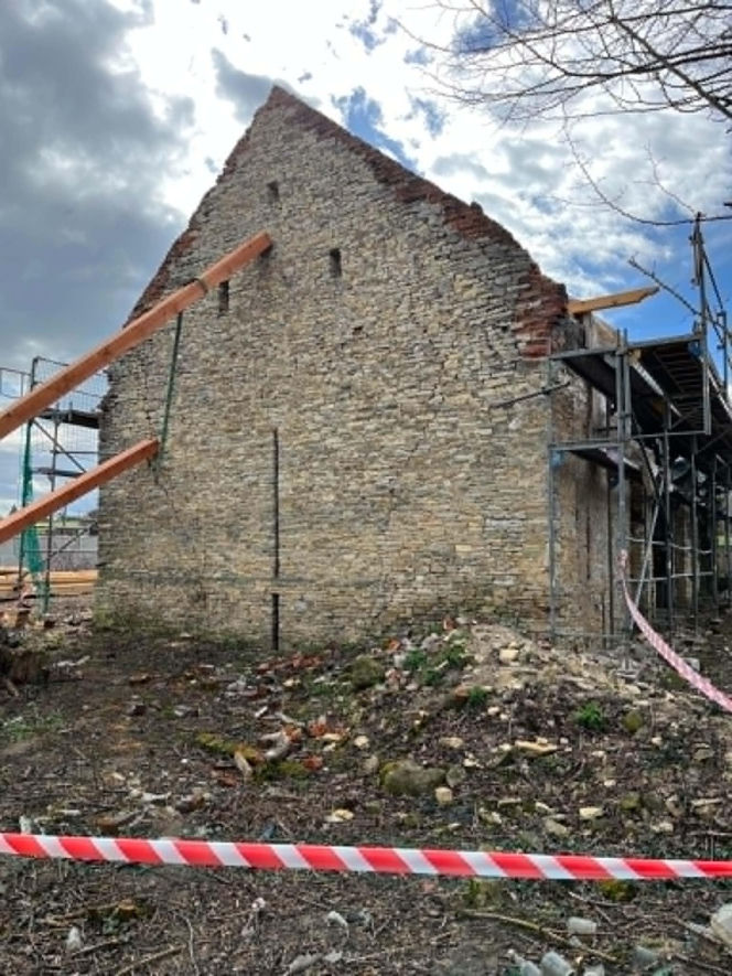120-letnia stodoła z wapienia przed remontem