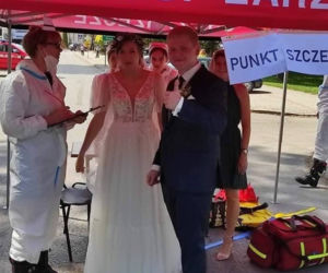 Druhowie z OSP Zarzecze szczepili gości na weselu [ZDJĘCIA]