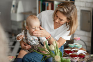 Pierwsza pomoc przy zadławieniu niemowlaka. Ten manewr może być dla niego groźny