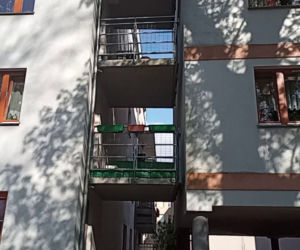 Balkony z widokiem na ścianę