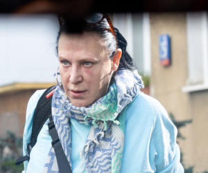 Zdyszana Kayah dźwiga sama