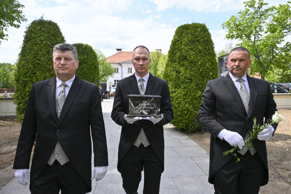 Zaskoczenie, kto przyszedł na pogrzeb Andrzeja Olechowskiego. Wielki gwiazdor TVN i polscy miliarderzy