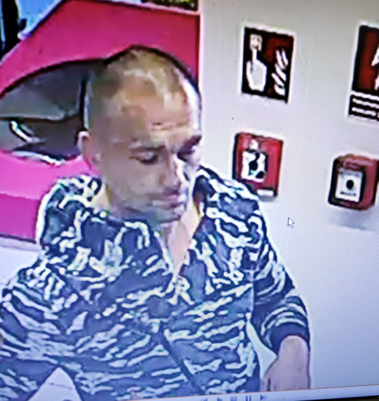 Napadł i okradł na kobietę: Teraz szuka go policja!