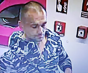 Napadł i okradł na kobietę: Teraz szuka go policja!