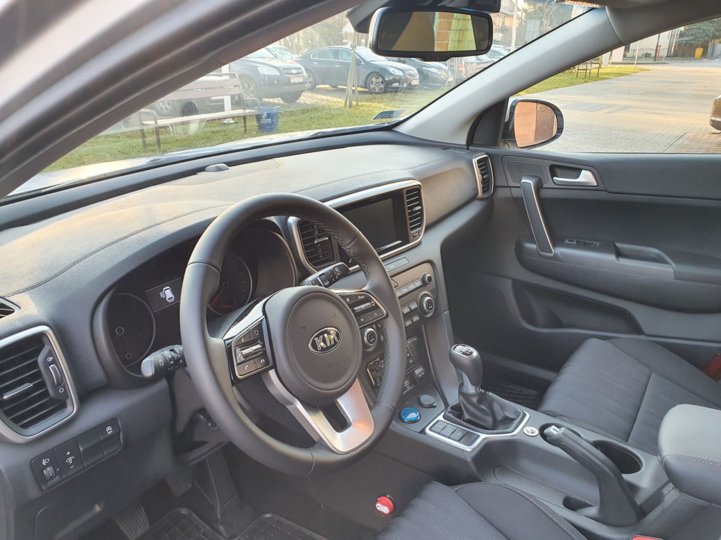 Policja zainwestowała w dwa nowe SUV-y! Bogato wyposażone radiowozy marki Kia Sportage rozpoczęły służbę w drogówce
