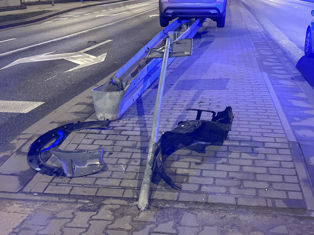 Kierowca zawisł na barierkach w Warszawie. Internauci nie mogą w to uwierzyć: "Funkcja szynowozu"